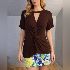 Maurices Burgundy Twist Front Keyhole Top Short Sleeve Blouse Small.
GUC